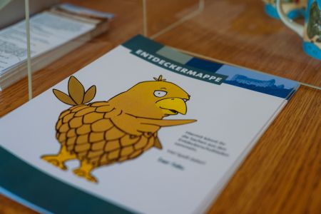 Im Historischen Museum gibt es für Familien mit Kindern eine Entdeckermappe, mit der die Sachen aus den Entdeckerschubladen gesammelt werden können, und mit denen man sich zuhause noch gut beschäftigen kann.  Bildnachweis: Lina Loos für das Kreismuseum Wewelsburg